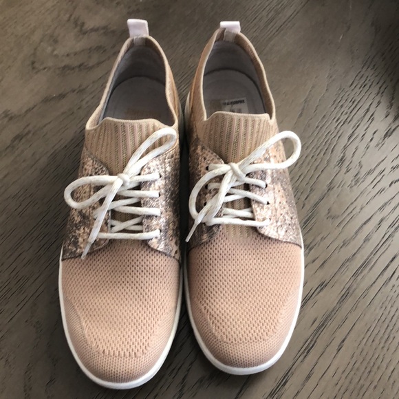 Johnston and Murphy women’s walking shoe - Picture 2 of 6